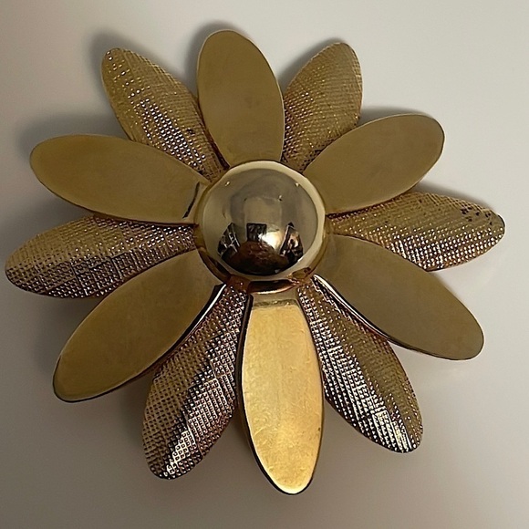 𝅺VINTAGE Gold Tone SARAH COVENTRY Signed Daisy Brooch Pin 2" - Picture 1 of 4